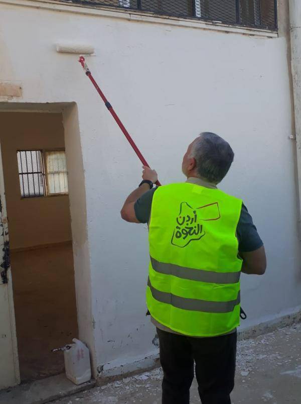 الملك يُزيِّن جدار مدرسة تطوعاً.. أين الحكومة من ذلك؟!! كتب الاستاذ اكرم جروان