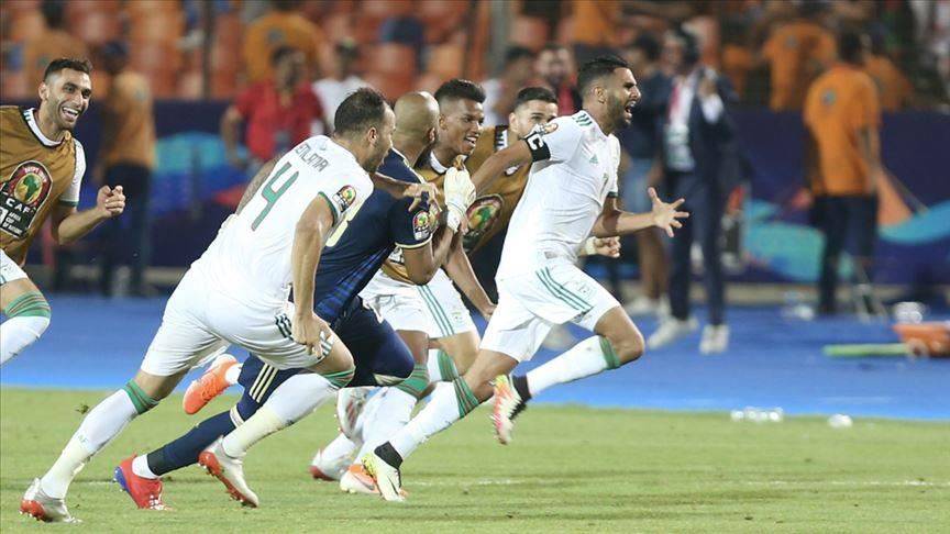 الكاف يعلن قائمة المنافسين على أفضل لاعب أفريقي بتواجد خماسي عربي