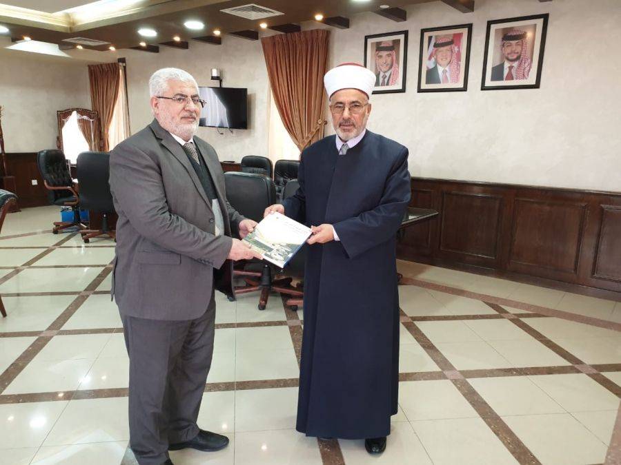 الغرايبه يسلم نسخة من تقرير حقوق الانسان الى قاضي القضاة