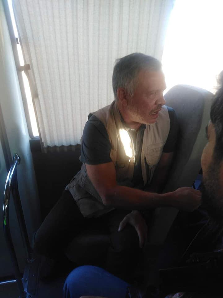 الملك يُزيِّن جدار مدرسة تطوعاً.. أين الحكومة من ذلك؟!! كتب الاستاذ اكرم جروان