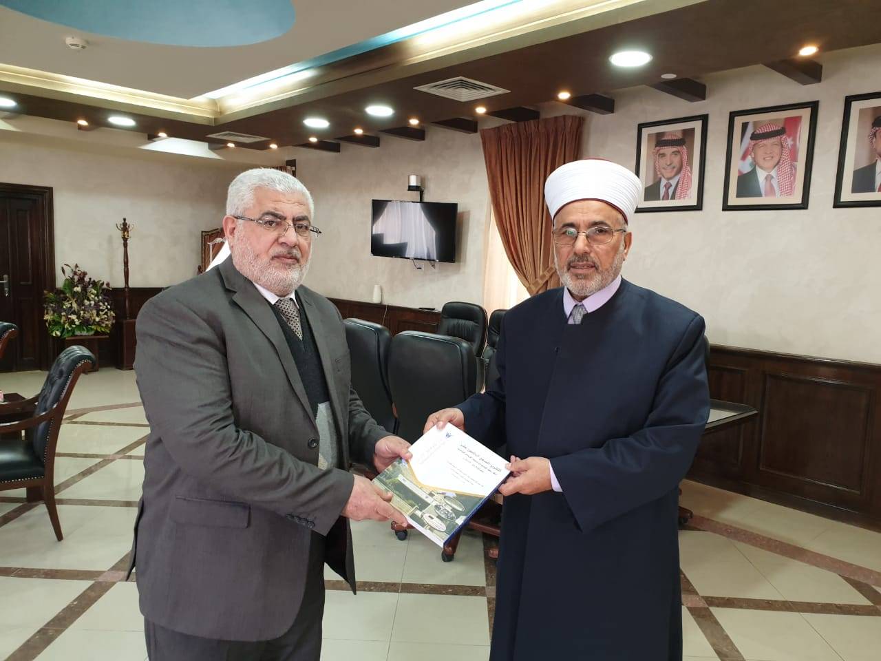 الغرايبه يسلم نسخة من تقرير حقوق الانسان الى قاضي القضاة