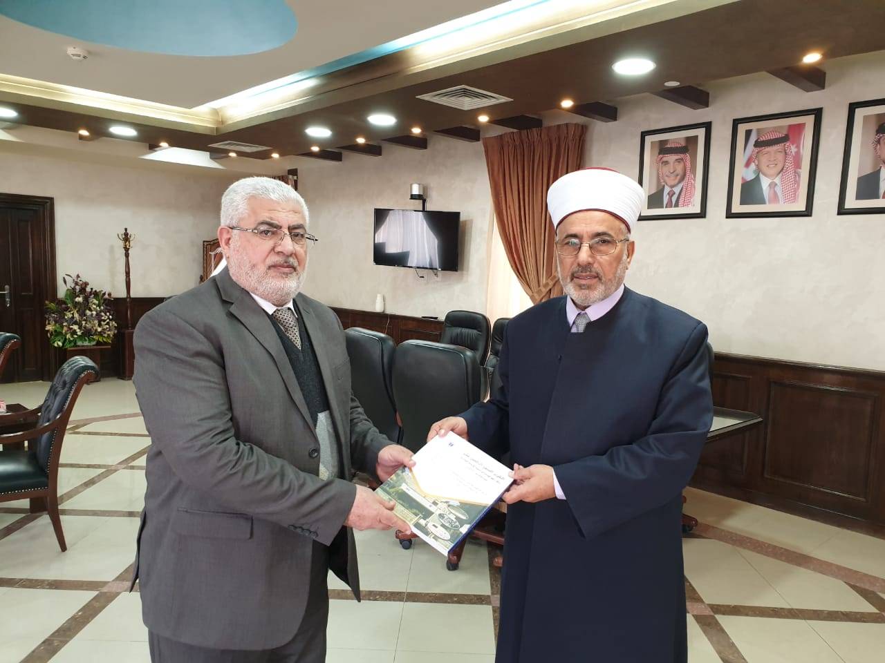 الغرايبه يسلم نسخة من تقرير حقوق الانسان الى قاضي القضاة