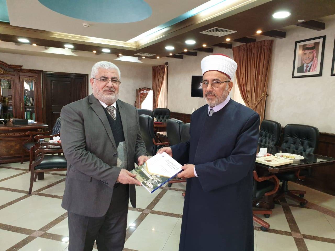 الغرايبه يسلم نسخة من تقرير حقوق الانسان الى قاضي القضاة