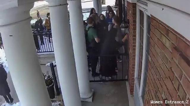 شاهد بالفيديو .. أمريكية مسلمة من اصول اردنية تفتح أبواب المسجد لإنقاذ زملائها