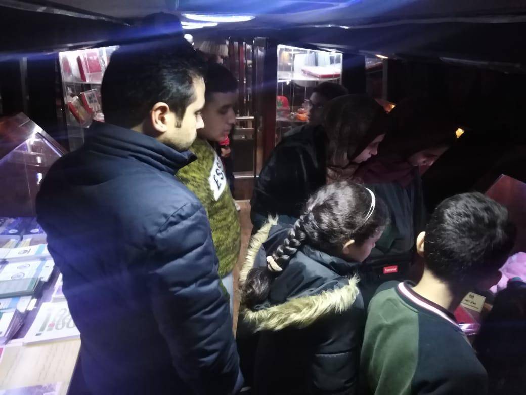 ادارة مكافحة المخدرات تنتقل بالمعرض التوعوي المتنقل ( الحافلة ) الى حدائق الملك عبدالله الثاني في منطقة المقابلين 