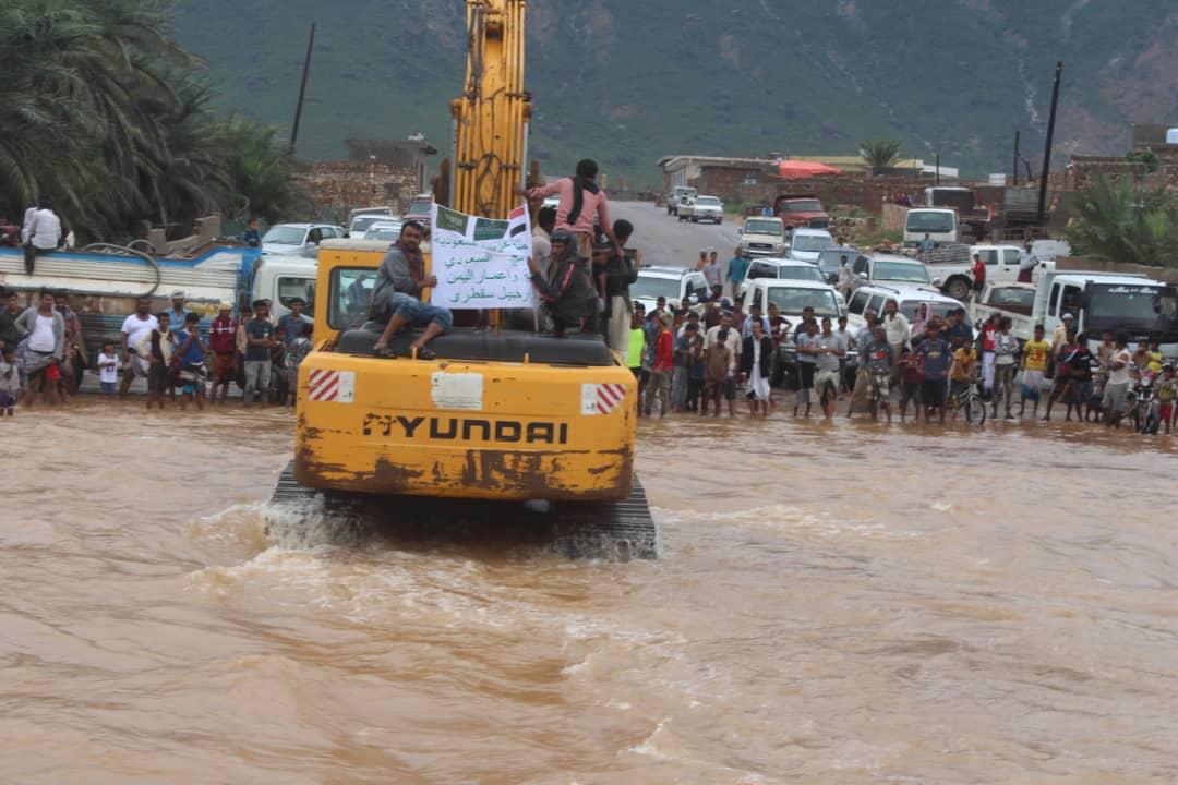 «إعمار اليمن» يمهّد الطرق المتضررة في محافظة سقطرى