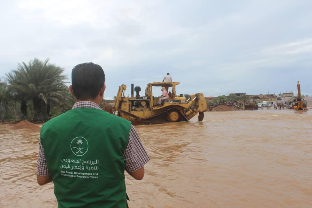 «إعمار اليمن» يمهّد الطرق المتضررة في محافظة سقطرى