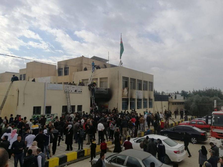 تعرض (27) شخص لضيق بالتنفس بحريق مدرسة في الرمثا