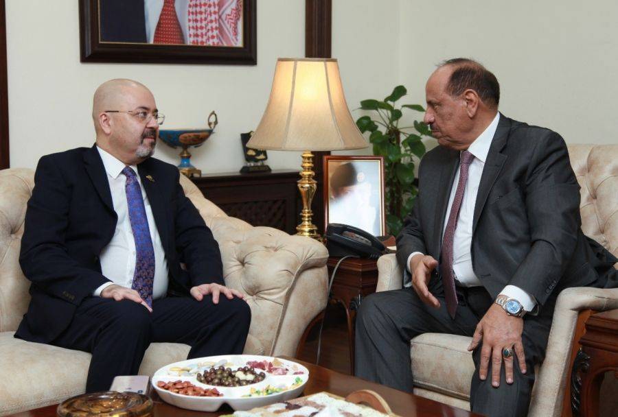 وزير الداخلية يلتقي السفير العراقي في عمان