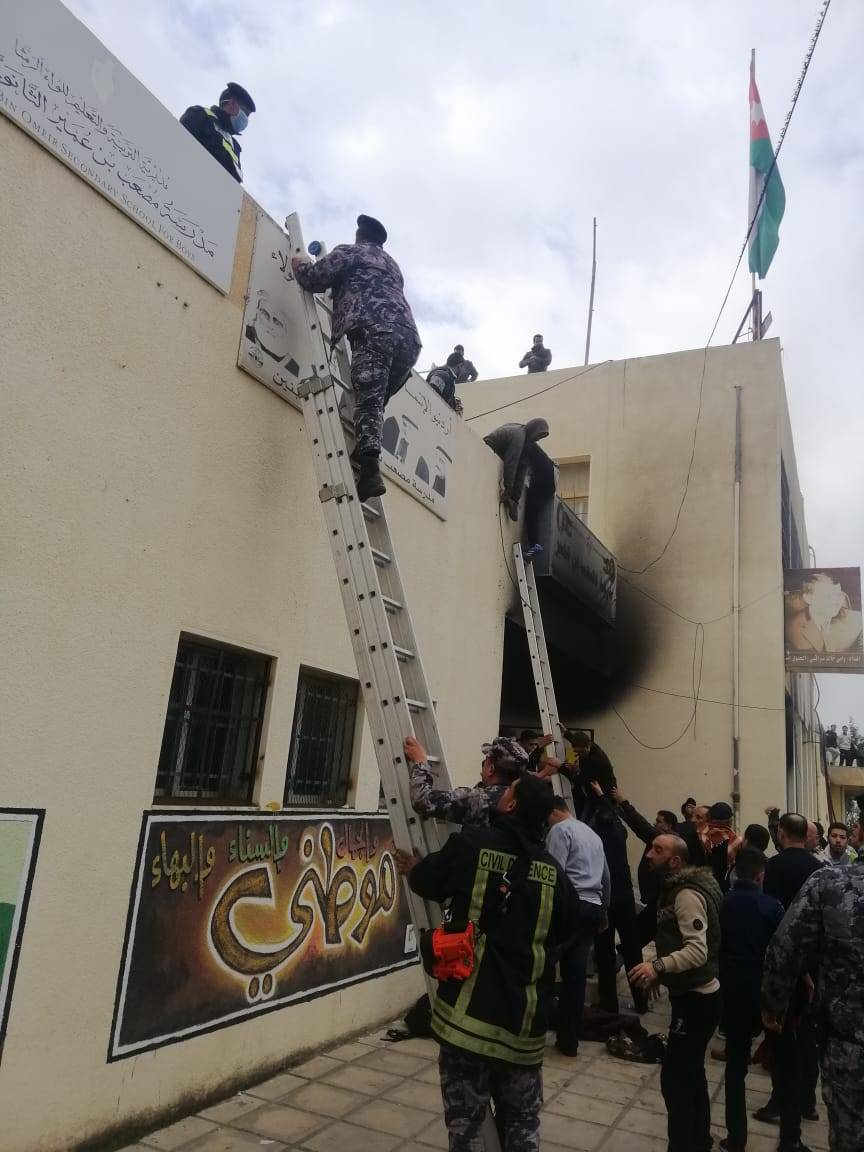 تعرض (27) شخص لضيق بالتنفس بحريق مدرسة في الرمثا