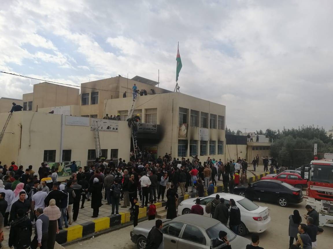 تعرض (27) شخص لضيق بالتنفس بحريق مدرسة في الرمثا