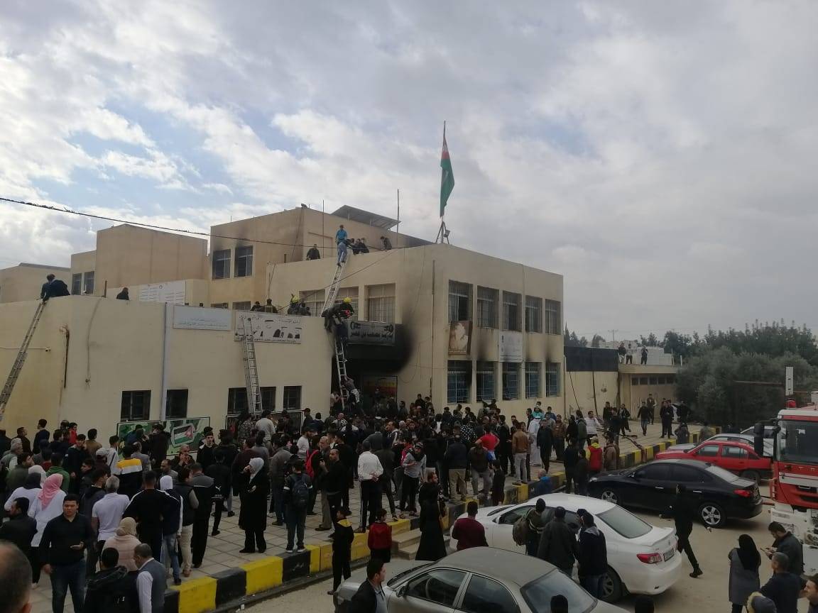 تعرض (27) شخص لضيق بالتنفس بحريق مدرسة في الرمثا