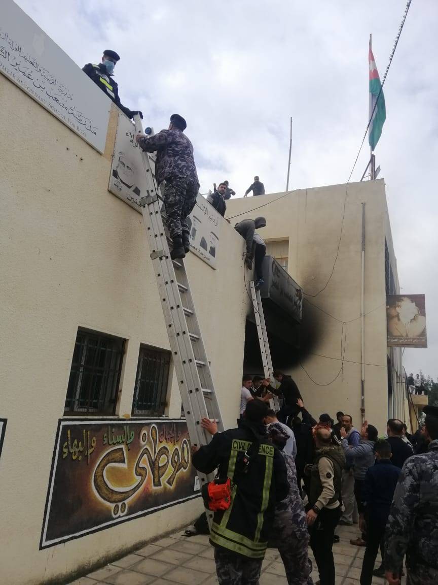 تعرض (27) شخص لضيق بالتنفس بحريق مدرسة في الرمثا