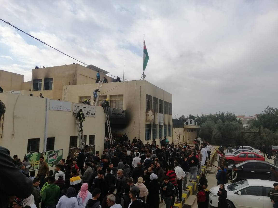 تعرض (27) شخص لضيق بالتنفس بحريق مدرسة في الرمثا