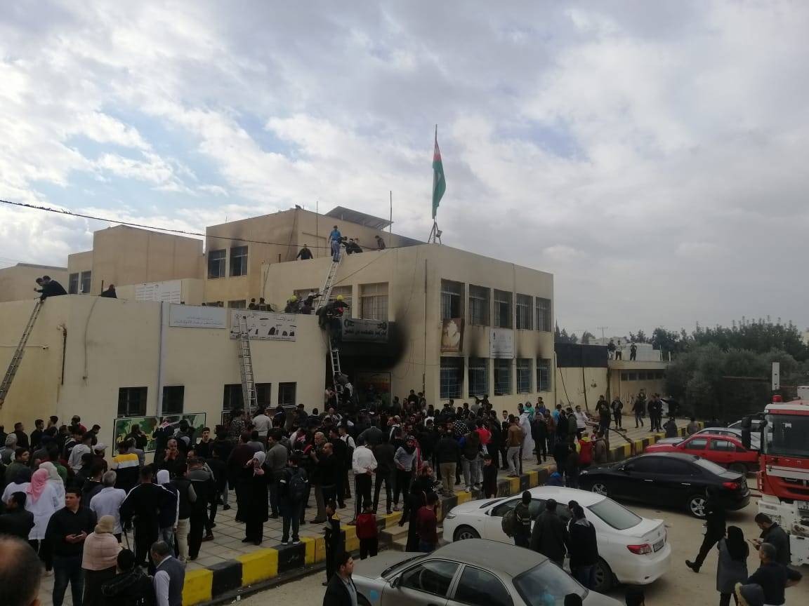 تعرض (27) شخص لضيق بالتنفس بحريق مدرسة في الرمثا