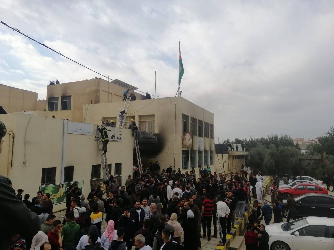تعرض (27) شخص لضيق بالتنفس بحريق مدرسة في الرمثا