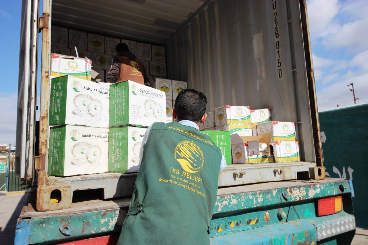 مركز الملك سلمان يوزع أطقم الأواني المنزلية على اكثر من 1.4 الف اسرة سورية في محافظتي المفرق واربد