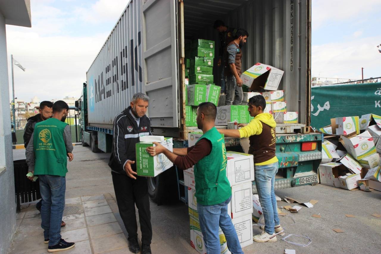 مركز الملك سلمان يوزع أطقم الأواني المنزلية على اكثر من 1.4 الف اسرة سورية في محافظتي المفرق واربد