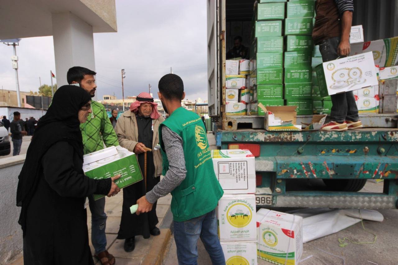 مركز الملك سلمان يوزع أطقم الأواني المنزلية على اكثر من 1.4 الف اسرة سورية في محافظتي المفرق واربد