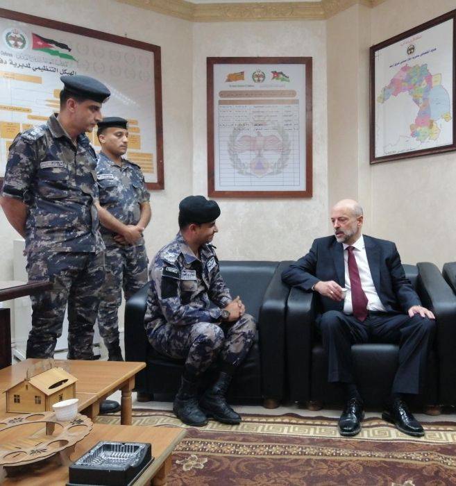بالصور .. رئيس الوزراء يزور مديرية دفاع مدني شرق اربد