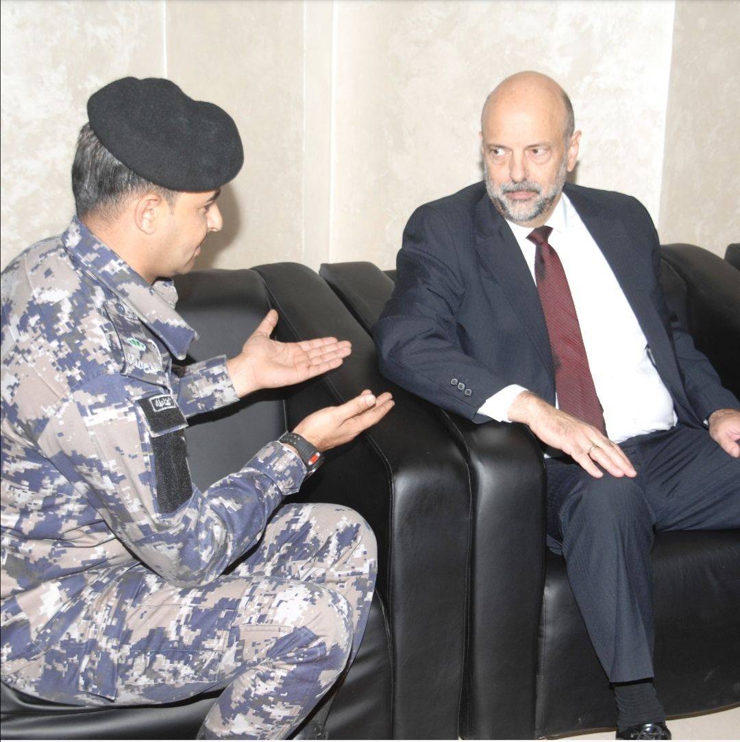 بالصور .. رئيس الوزراء يزور مديرية دفاع مدني شرق اربد