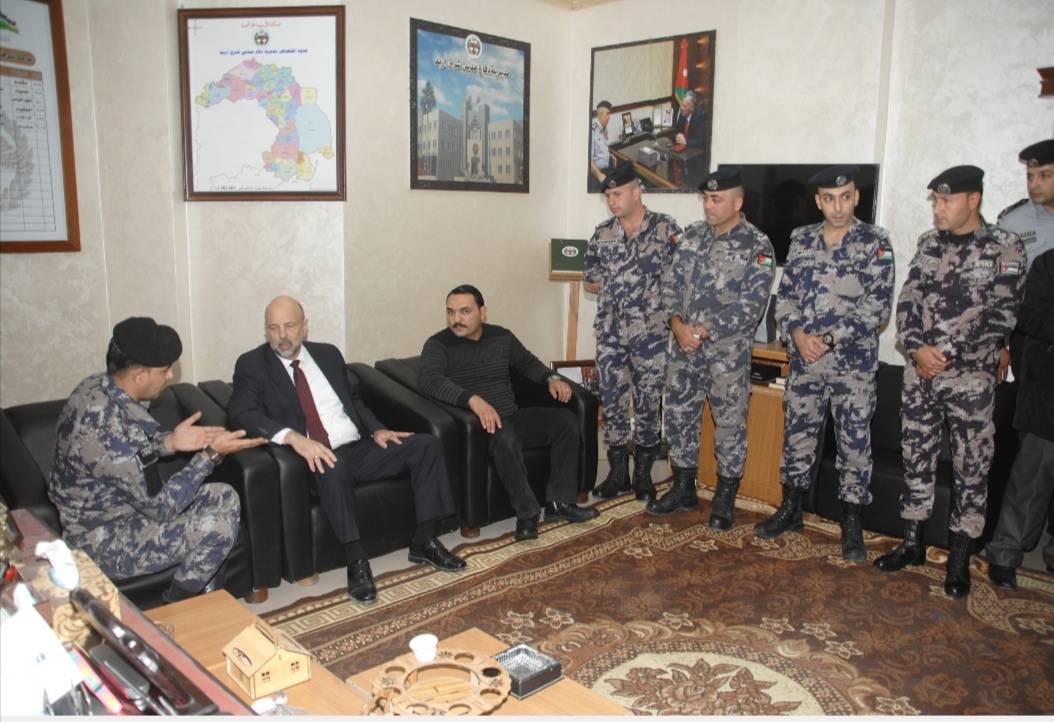 بالصور .. رئيس الوزراء يزور مديرية دفاع مدني شرق اربد