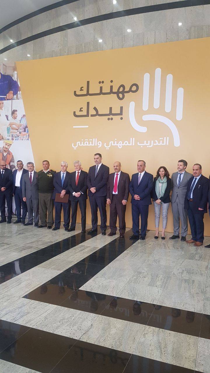 العمل تطلق حملة مهنتك بيدك