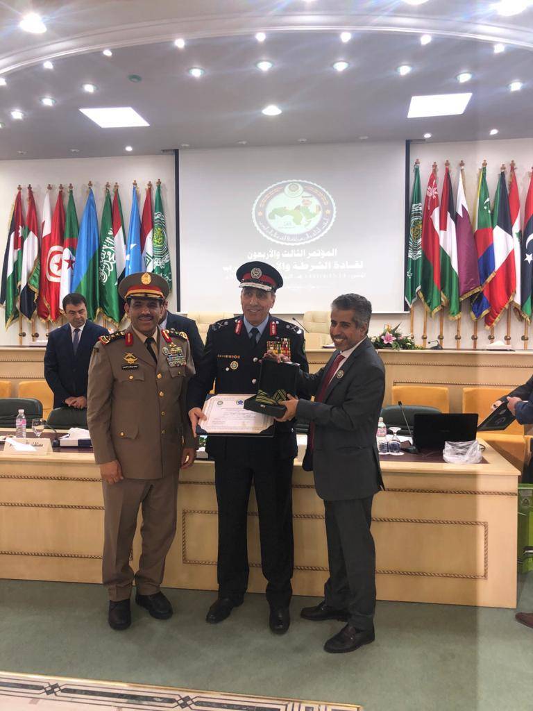 اللواء الحمود يتسلم ثلاث جوائز خلال مشاركته في المؤتمر الثالث والأربعين لقادة الشرطة والأمن العرب