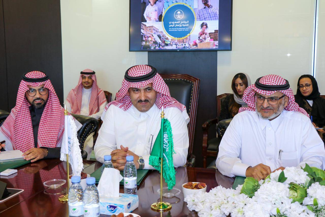 السفير «آل جابر» يلتقي وفد منظمة أطباء بلا حدود