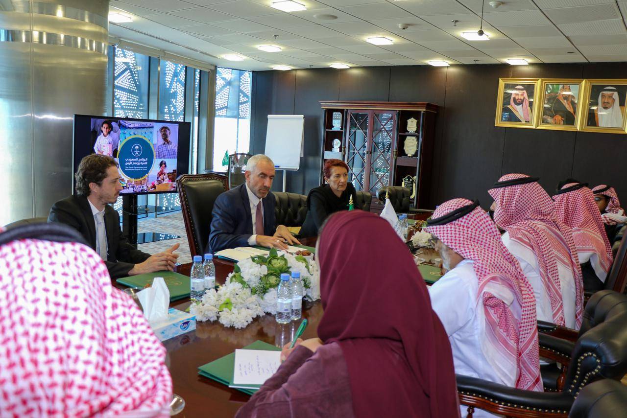 السفير «آل جابر» يلتقي وفد منظمة أطباء بلا حدود