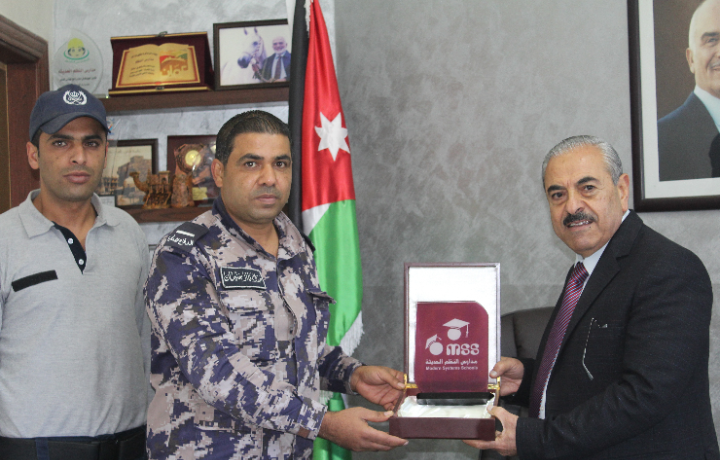 الدفاع المدني يقدم دورة متخصصة في الإسعافات الأولية وإطفاء الحرائق بمدارس النظم الحديثة