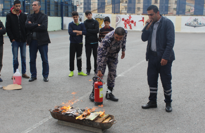 الدفاع المدني يقدم دورة متخصصة في الإسعافات الأولية وإطفاء الحرائق بمدارس النظم الحديثة