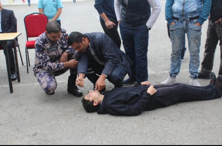 الدفاع المدني يقدم دورة متخصصة في الإسعافات الأولية وإطفاء الحرائق بمدارس النظم الحديثة