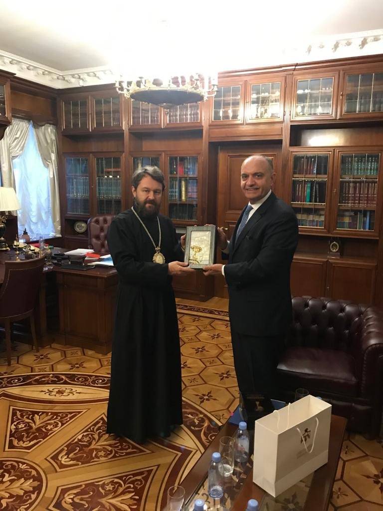 وزير الإعلام العضايلة يحصل على وسام الوحدة الروحية الروسي