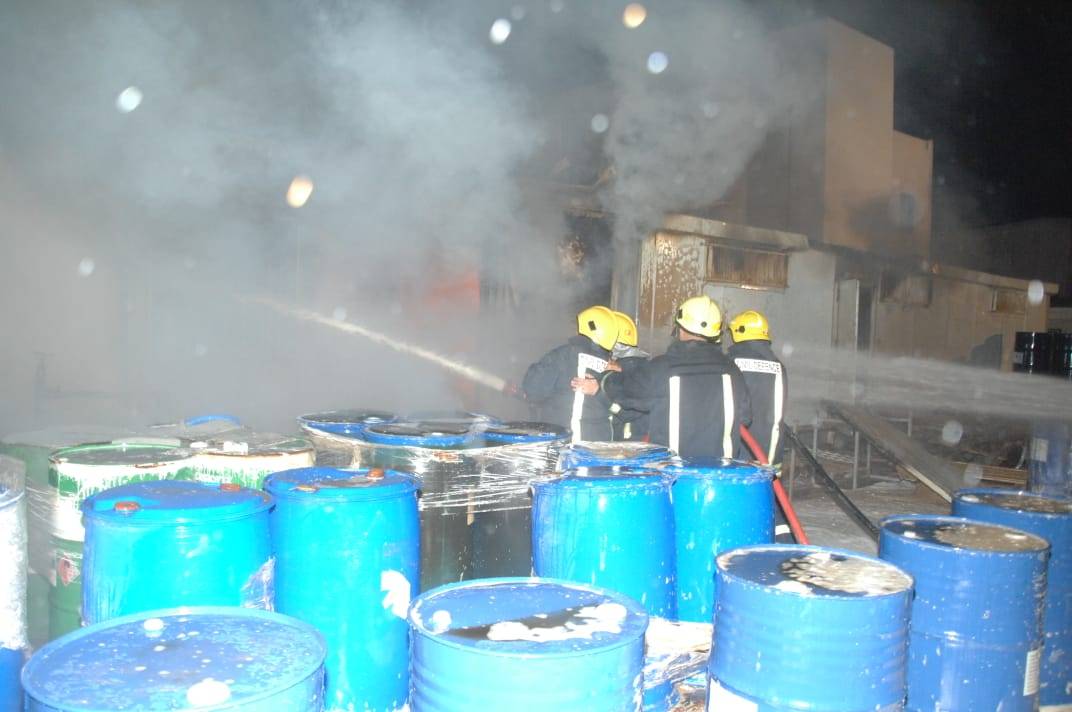 إخماد حريق كرفان تابع لأحد مصانع الأدوية البيطرية في إربد