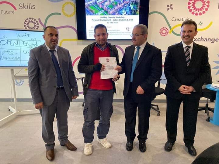 تخريج دفعة من متدربي دورة بناء الشخصية والصيدلانيات لطلبة جامعة جدارا في الجامعة الهاشمية