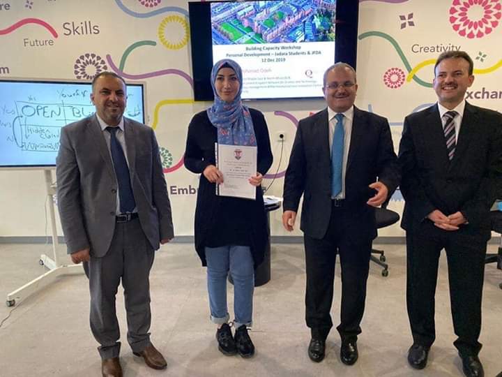 تخريج دفعة من متدربي دورة بناء الشخصية والصيدلانيات لطلبة جامعة جدارا في الجامعة الهاشمية