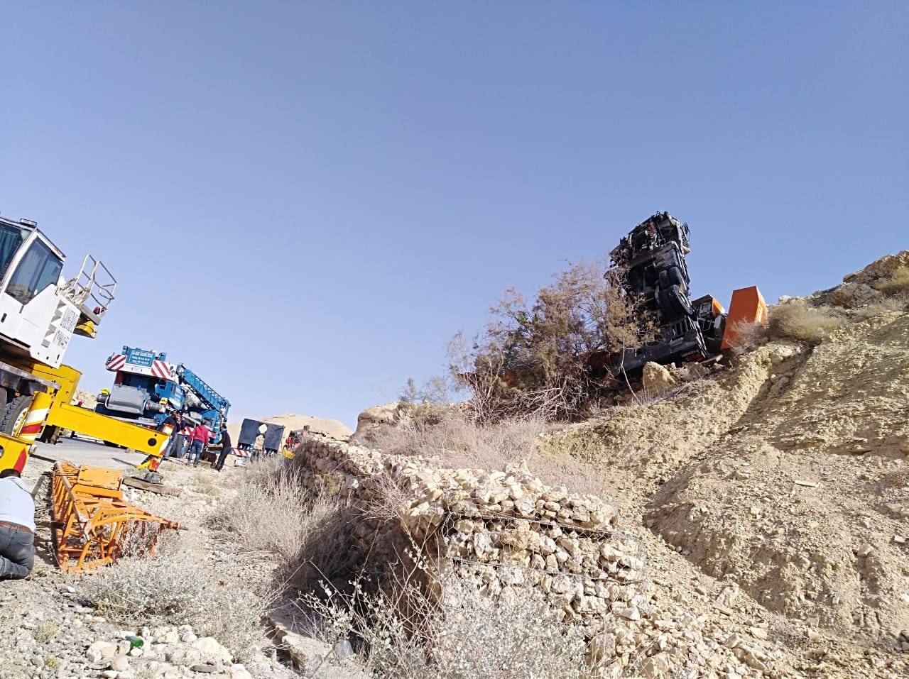 إصابة شخص اثر تدهور ونش في محافظة الكرك