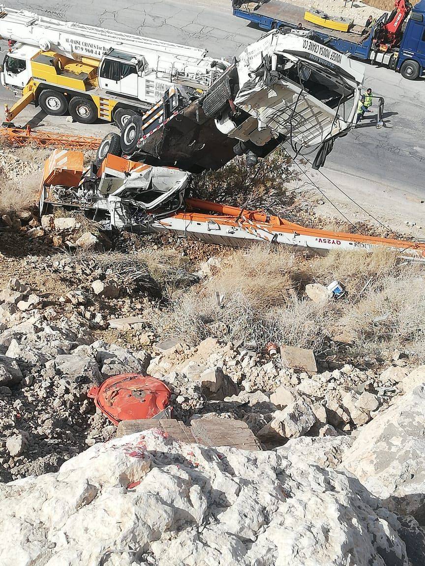 إصابة شخص اثر تدهور ونش في محافظة الكرك