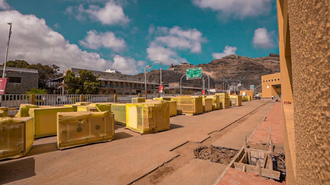 مستشفى عدن العام يتسلم معدات وأجهزة طبيّة بدعم سعودي