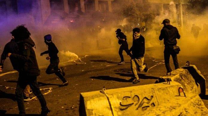 مواجهات قوية بين المحتجين والشرطة في بيروت تسفر عن مئة إصابة