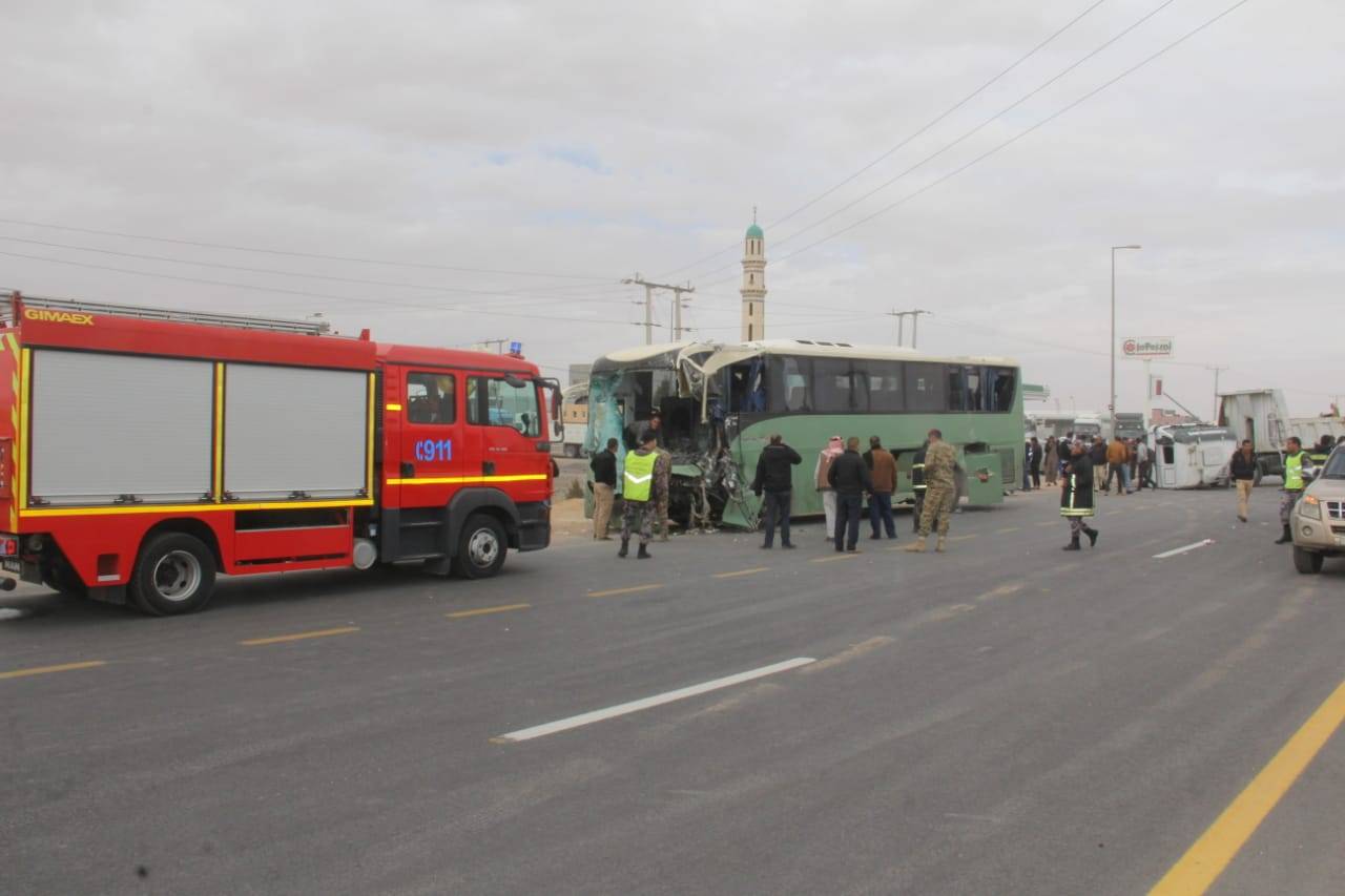 إصابة (68) شخص إثر حادث تصادم على الطريق الصحراوي