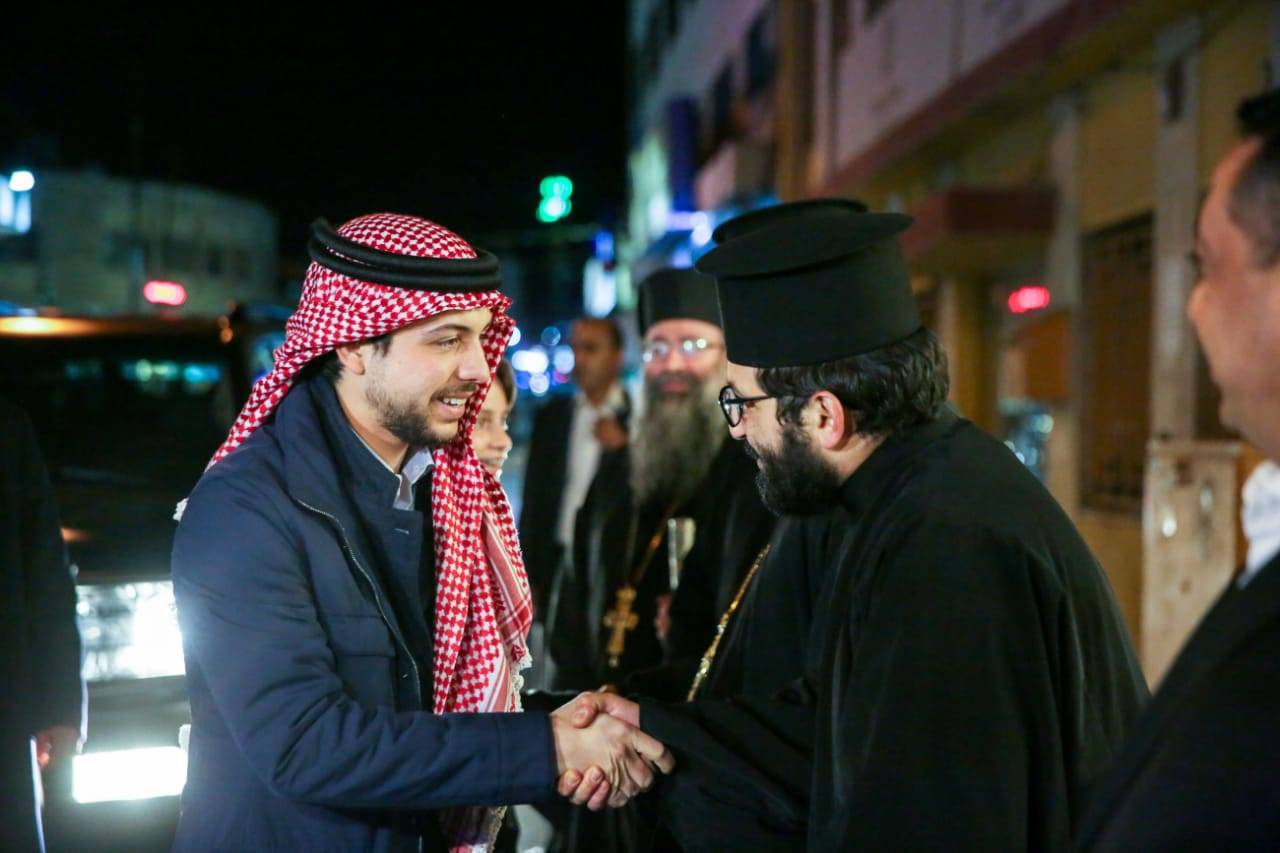 ولي العهد يشارك أبناء الطوائف المسيحية بمحافظة مأدبا إضاءة شجرة عيد الميلاد