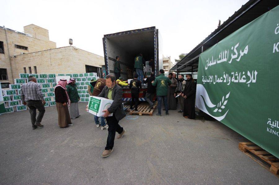 مركز الملك سلمان للإغاثة يدشن مشروع توزيع السلال الغذائية على السوريين في الأردن