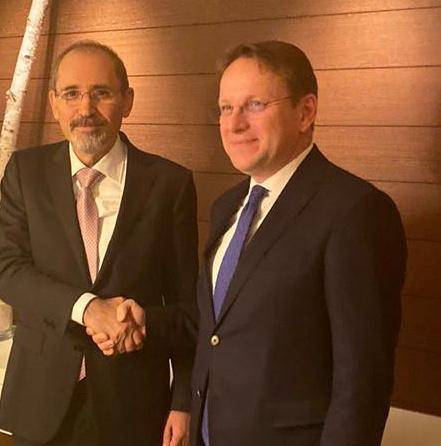 الصفدي يبحث مع المفوض الأوروبي لسياسة الجوار سبل البناء على الشراكة الأردنية الأوروبية