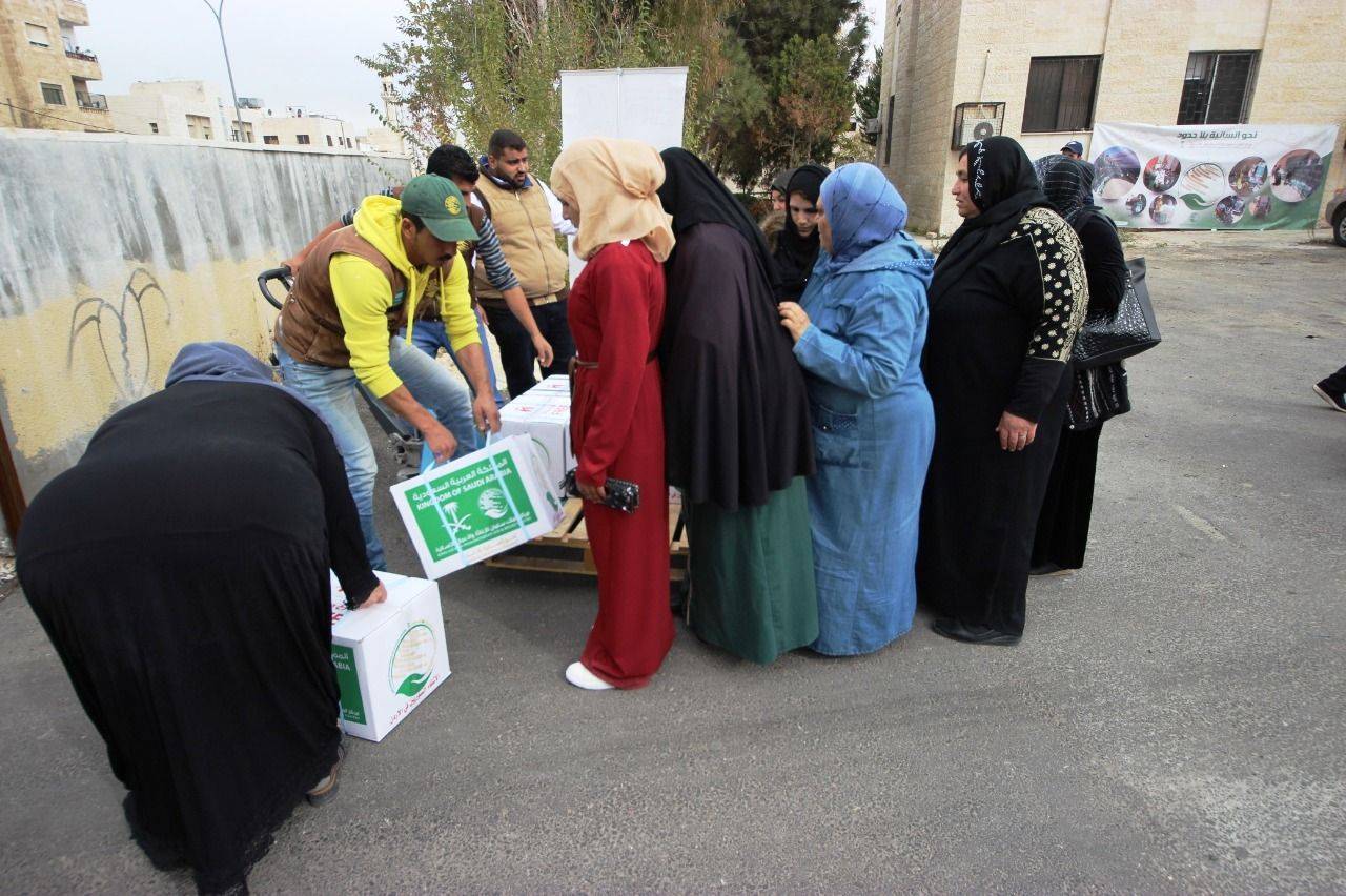 مركز الملك سلمان للإغاثة يدشن مشروع توزيع السلال الغذائية على السوريين في الأردن