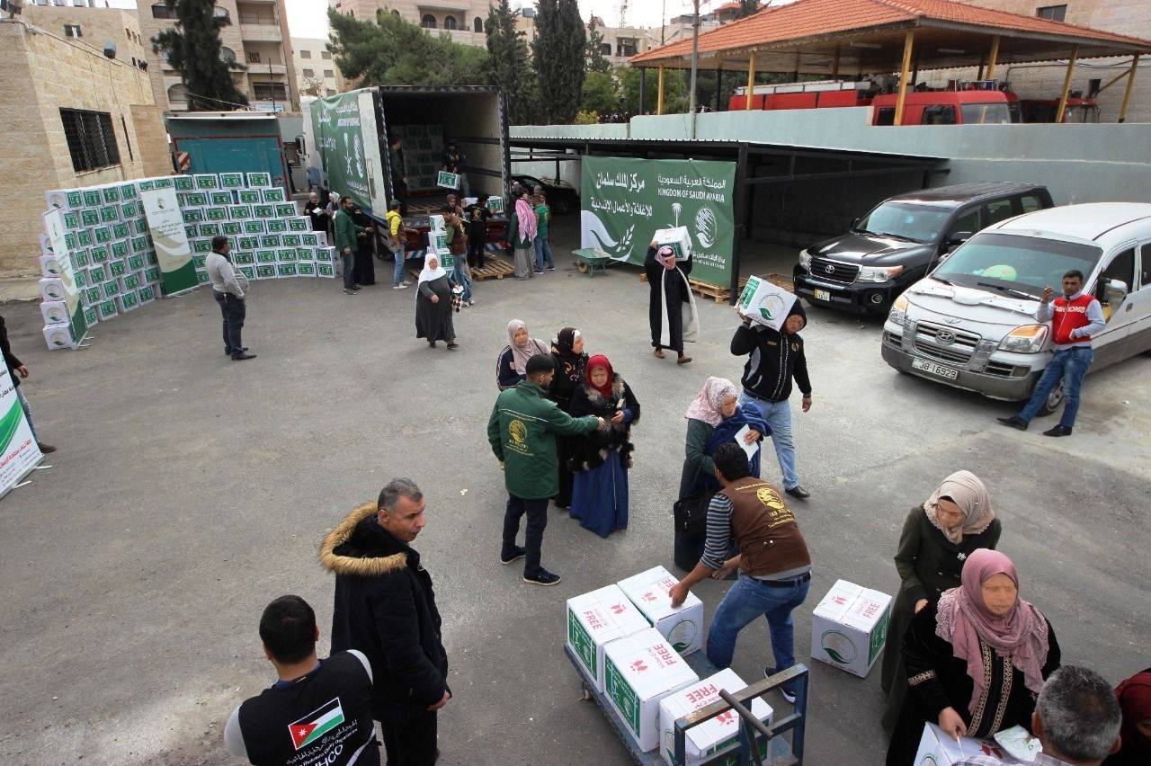 مركز الملك سلمان للإغاثة يدشن مشروع توزيع السلال الغذائية على السوريين في الأردن