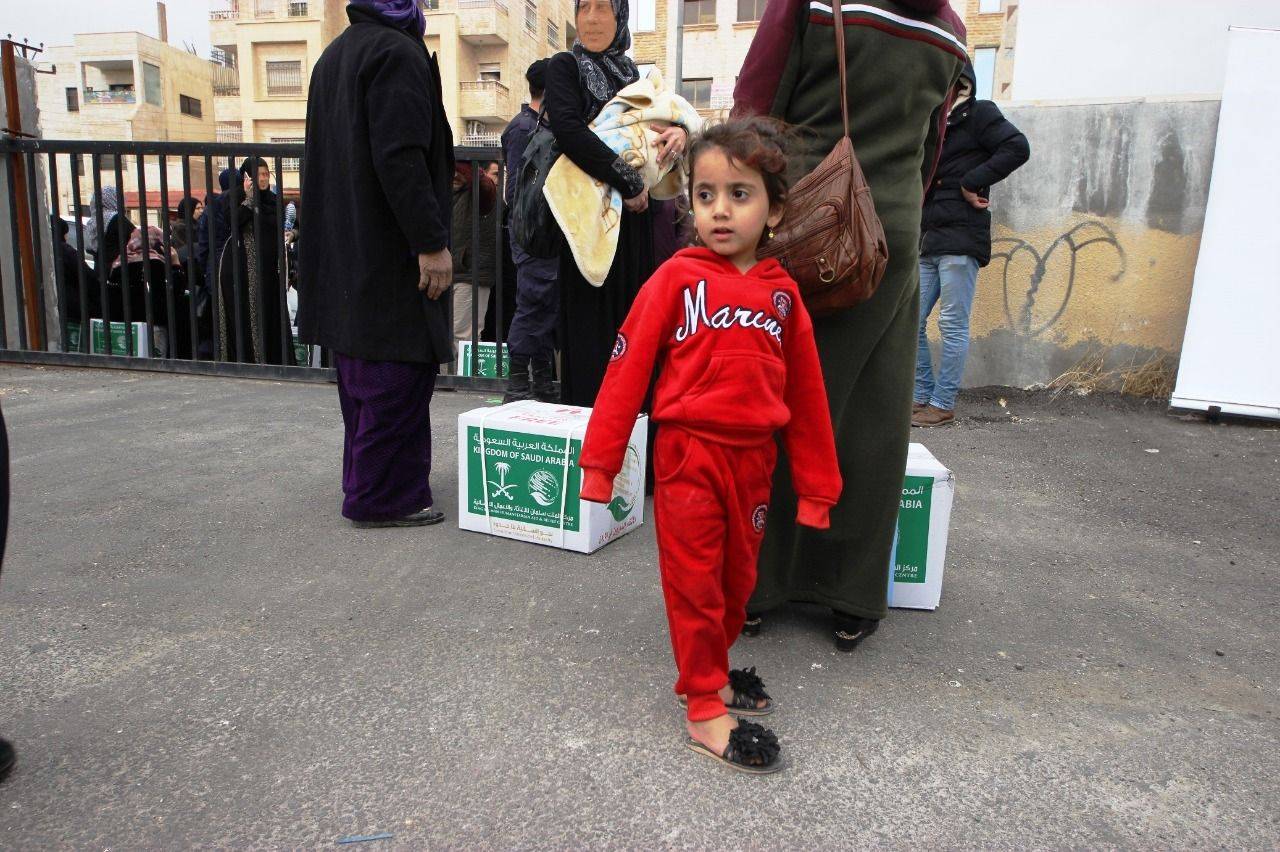 مركز الملك سلمان للإغاثة يدشن مشروع توزيع السلال الغذائية على السوريين في الأردن
