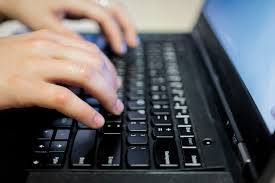 في استطلاع لمركز الدراسات الاستراتيجيه .. 71 من الأردنيين يستخدمون الانترنت بشكل يومي