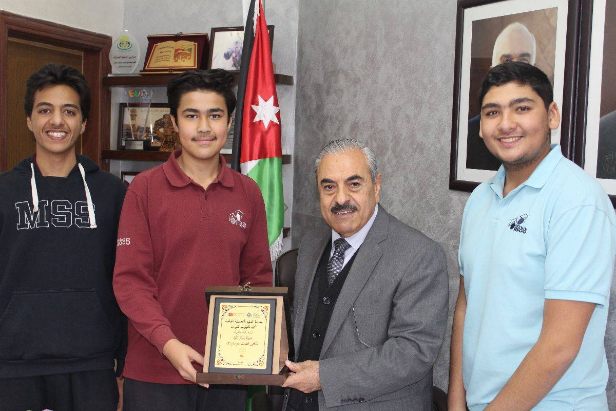 مدارس النظم الحديثة الثانويه ذكور تحرز المركز الاول بمسابقة هاكاثون